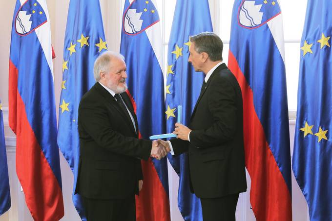 Predsednik Pahor vročil državno odlikovanje red za zasluge dr. Janezu Bogataju